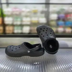 [크록스]따뜻한 털 클로그 바야 라인드 클로그 205969-060/애플아울렛