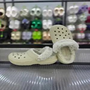 [크록스]포근한 털 클래식 플리스 라인드 클로그(플리스 스트랩) 211396-2Y2/애플아울렛