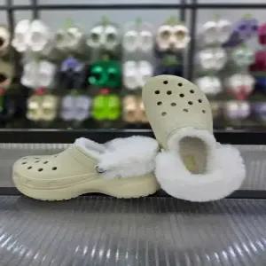 [크록스]여성 키높이 클래식 플랫폼 퍼즈 라인드 클로그 212854-2Y2/애플아울렛