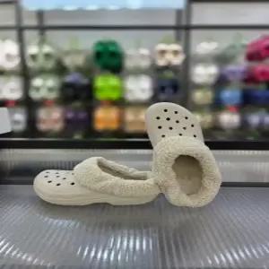 [크록스] 포근한 털 클래식 블리첸 IV 클로그 210846-0IK/애플아울렛