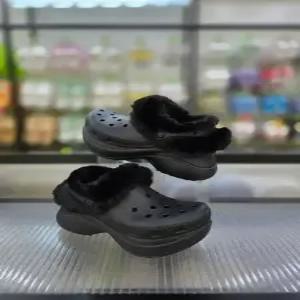 [크록스]여성 키높이 포근한 털 베이 라인드 클로그 211753-001/애플아울렛