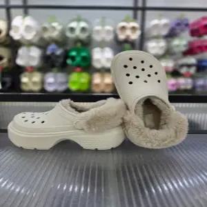 크록스 여성 통굽 포근한 스톰프 라인드 클로그 208546-160/애플아울렛