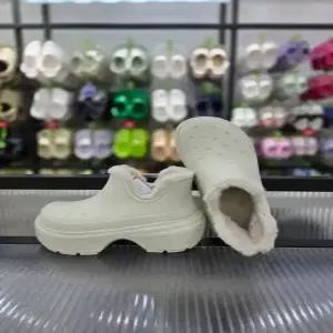 [크록스]여성 통굽 포근한 클로그 스톰프 라인드 쇼티 부츠 210673-0JI/애플아울렛