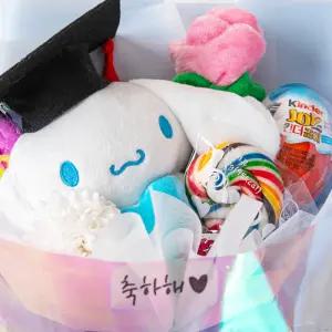산리오 시나모롤 인형 꽃다발 레터링문구 졸업식 수료식 학사모 킨더조이 사탕 롤리팝 꽃다발 선물 포장