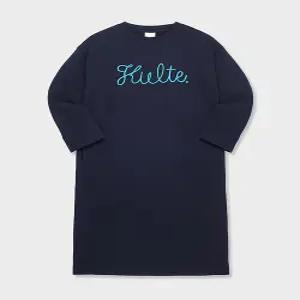 815 스크립트 자수 원피스 NAVY