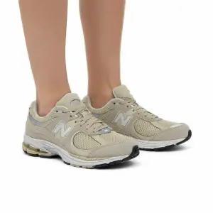 2002R T2 베이지 데일리 운동화 스니커즈