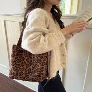 4컬러 레오파드 블랙 브라운 스웨이드 파우치 숄더백