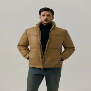 [페라로밀라노](정가2790000원)남성겨울 리얼램스킨 머스타드컬러 다운패딩 퀼팅 양가죽점퍼AM0FOLJ401