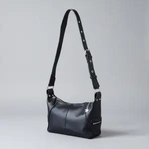 글로시 블랙 빈티지 와이드 스트랩 숄더백 데일리 여성가방