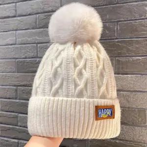 남자 여자 겨울 외출 패션 방한 꽈배기 패턴 영문 패치 포인트 방울 비니 모자