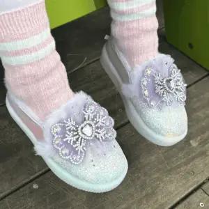 여아용 로사 눈꽃 LED 털 슬립온