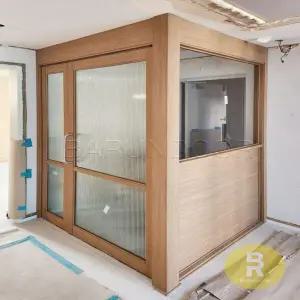 52번 ㄱ자중문 파티션 비대칭양개스윙 우드 투명+모루세로강화유리