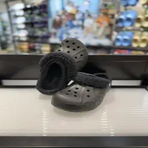 [크록스] 크록스 바야 라인드 퍼즈 스트랩 클로그 206633-060