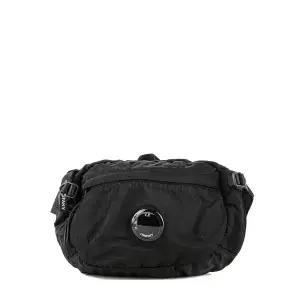 [CP컴퍼니] 남성 렌즈 와펜 힙색 (RCCMAC734A 005269G 999) 25FW