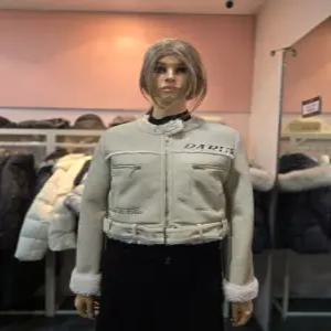 [에고이스트] 레터링 포인트 크롭 페이크 무스탕 점퍼  EQ4MZ-160