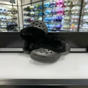 [크록스] 크록스 클래식 플랫폼 퍼즈 라인드 클로그 212854-001 블랙