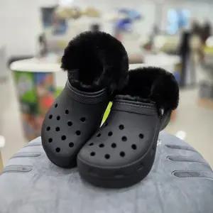 [크록스]클래식 플랫폼 퍼즈 라인드 클로그 212854-001_DJ