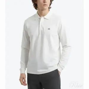 CP컴퍼니 25 스트레치 피켓 롱슬리브 로고 폴로 18CMPL061A 005263W 103 피케 긴팔 셔츠