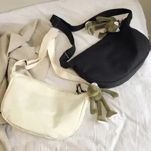 고품질 심플 반달 크로스백 데일리 크로스백 하프문 디자인 (WFK9FC8)