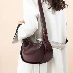 호보백 디자인 심플 모던컬러 길이조절 스트랩 숄더백 WEC7679