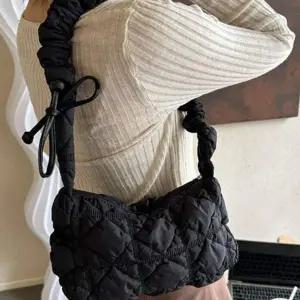 [골드스마일]겨울 패딩 숄더백 데일리 여성 숄더백 미니 폼폼 스트랩