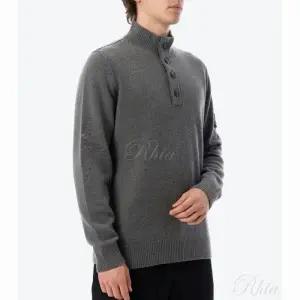 스톤아일랜드 25FW 5100040 램스울 하프 집 스웨터 K2S15 S00A3 V0M6B 짚