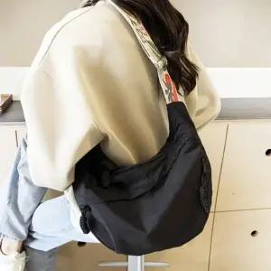 여성 크로스백 크로스백 반달 슬링백 가방 블랙 (WFKI7F4)