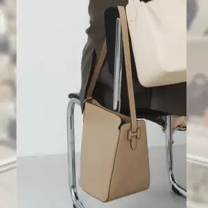 [헤지스](대구신세계)[H-EDGE] 엣지백 시그니처 베이지 레더 숄더 M HIBA6E377I2