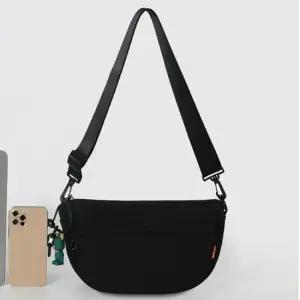 캐주얼 반달 무지 심플한 크로스백 가방 블랙 캐주얼크로스백 방수크로스백