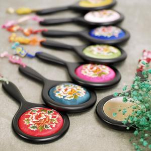 자수 손잡이 거울 한국 상품 수공예품 애교예단 휴대용 화장 손거울 선물용 전통공예품 외국인선물 기념품