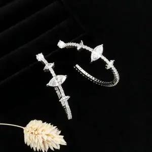 [셀러허브]여자 큐빅 럭셔리 하프링 하이엔드 귀걸이 (S13353238)