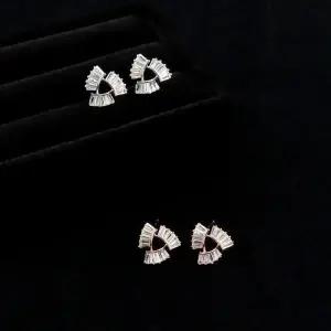 [셀러허브]여자 큐빅 트라이앵클 테니스체인 2종 귀걸이 (S13353281)