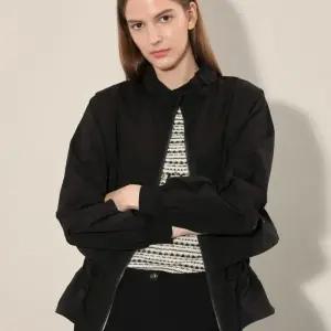 올리비아로렌 HC19 레터링 포인트점퍼  VVCCL4F7471