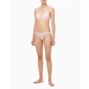 [롯데백화점]캘빈클라인 (QF8122-QF7927AD-YU3)여성 센슈얼 스트레치 레이스 리프트 데미 브라팬티세트