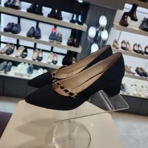 [엘칸토]엘칸토 HC10 여성보석장식누벅펌프스 LCWD27U51519 (41586823)