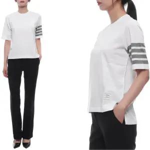 [톰브라운](마산점) 25FW 여성 사선 스트라이프 반팔티셔츠 (FJS102G 07862 100 25F)