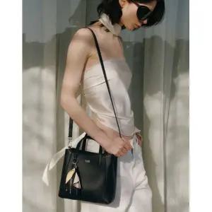 갤러리아 DCBA6E555BK 닥스 블랙 소가죽 플라워 참장식 토트백 S