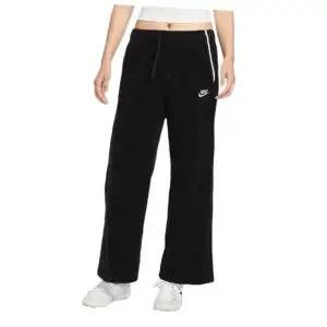 [나이키]스포츠웨어 클럽 플리스 여성 미드라이즈 와이드 레그 코지 팬츠 HV2728-010 615807