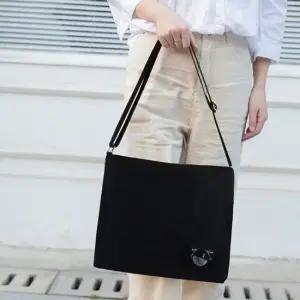 남여공용 깔끔한 덥개 방식 포인트 데일리 숄더백 여자크로스가방가방 레더크로스백