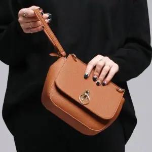 [셀러허브][라일리] Rly 데일리크로스 가죽 포인트장식 캐주얼 손목스트랩 (S9517394)