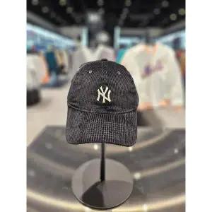 [부산점][뉴에라]뉴에라 MLB 코듀로이 뉴욕 양키스 언스트럭쳐 볼캡 블랙 12866394