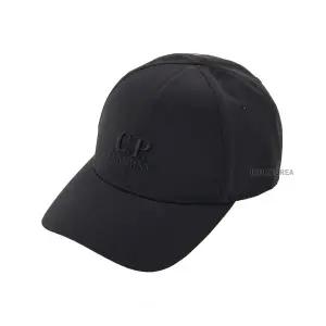[롯데백화점]CP컴퍼니 [라벨루쏘] SS25 남성 중앙 로고 볼캡 모자 18CMAC147A 005904A 999