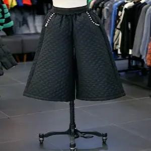 [르니앤맥코이]진주 포켓 패딩 퀄팅 7부 팬츠 AZMM12SL005FCY-1A