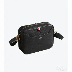 [톰브라운]26SS 소프트 페블 그레인 4바 스몰 카메라 백 UAG188A L0090 001 150826057