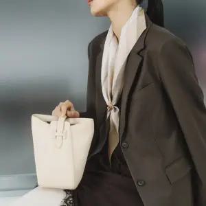 [헤지스](대구신세계)[H-EDGE] 엣지백 시그니처 아이보리 레더 숄더 S HIBA6E366CR