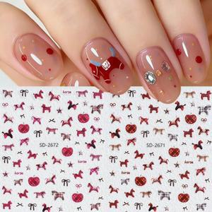 말의 해를 위한 귀여운 빨간 무늬 네일 스티커. 포니 리본과 별이 있는 축제적인 장식.