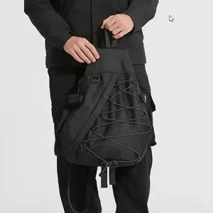 대용량 가방 가볍게 멜 수 있으면서도 넉넉한 용량을 자랑해 데일리 가방으로 손이 자주 가는 바디크로스백