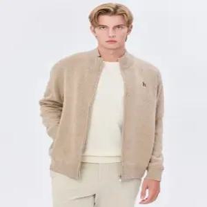 [국내백화점]  헤지스 맨 [24FW] [스테디셀러] 베이지 짜임 울혼방 집업니트 WHSW4D321I2 부드럽고 편안한