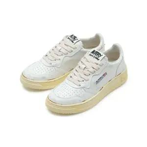 오트리 W 빈티지 메달리스트 로우 레더 스니커즈 화이트 AVLW-GF15
