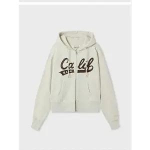 [갤러리아] 패치 크롭 후드 집업(WHMZF4911F)